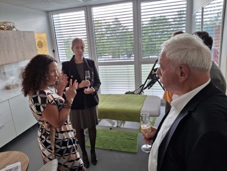 Ob otvoritvi so nazdravili s šampanjcem